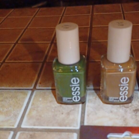 NEW ESSIE Nail Polish - #1758 Two -#1754 1 Kiss Halloween Glow 4 items - Picture 2 of 6